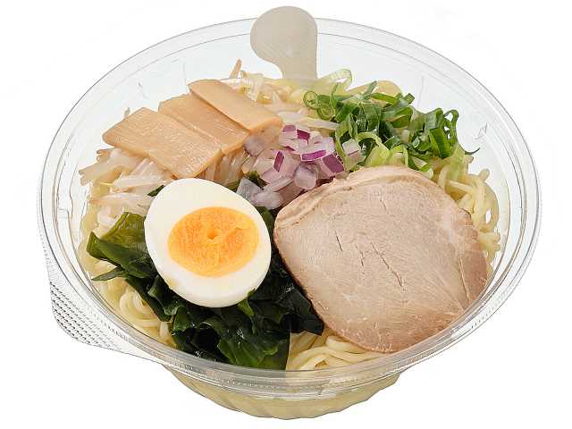 セブンイレブンの香る旨みつゆ 冷かけはまぐり塩ラーメンを比較する。税込価格：583円、カロリー：397kcal、たんぱく質：14.8g、脂質：10.5g、炭水化物：63.6g、糖質：58.2g、食物繊維：5.4g、食塩相当量：6.8g。はまぐりをベースとした数種の魚介だしを使用した、上品な旨味を感じられる塩味の冷製スープです。オリーブオイルを使用した特製の香味オイルで香り良く仕立てました。アレルギー：卵、乳、小麦。