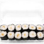 セブンイレブンのひきわり納豆巻１２巻を比較する。税込価格：475円、カロリー：379kcal、たんぱく質：10.6g、脂質：3.2g、炭水化物：79.3g、糖質：74.4g、食物繊維：4.9g、食塩相当量：4g。旨みの強い北海道産大豆を使用した、一口サイズで食べやすいひきわり納豆巻の詰め合わせです。アレルギー：小麦。