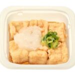 セブンイレブンのおろしとねぎの揚げだし豆腐を比較する。税込価格：397円、カロリー：309kcal、1円あたりカロリー：0.78kcal/円、たんぱく質：18.2g、1円あたりたんぱく質：0.05g/円、脂質：22.5g、炭水化物：9.9g、糖質：7g、食物繊維：2.9g、食塩相当量：1.3g。かつお出汁の旨みをしっかり効かせた揚げだし豆腐です。アレルギー：卵、小麦。