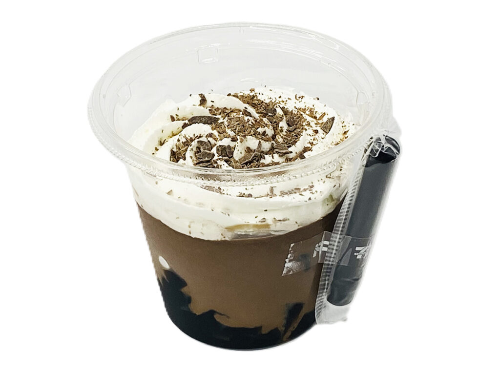 セブンイレブンのまぜまぜスイーツ ショコラオレコーヒーゼリーを比較する。税込価格：430円、カロリー：360kcal、たんぱく質：6.2g、脂質：18.8g、炭水化物：42.5g、糖質：40.3g、食物繊維：2.2g、食塩相当量：0.2g。ストローで混ぜると、とろけるショコラ・ラテと、ほろにがいクラッシュコーヒーゼリーの食感を楽しめる新感覚のスイーツです。アレルギー：乳。