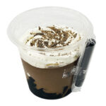 セブンイレブンのまぜまぜスイーツ ショコラオレコーヒーゼリーを比較する。税込価格：430円、カロリー：360kcal、たんぱく質：6.2g、脂質：18.8g、炭水化物：42.5g、糖質：40.3g、食物繊維：2.2g、食塩相当量：0.2g。ストローで混ぜると、とろけるショコラ・ラテと、ほろにがいクラッシュコーヒーゼリーの食感を楽しめる新感覚のスイーツです。アレルギー：乳。