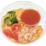 セブンイレブンの冷製生パスタ 海老の旨みトマトソースを比較する。税込価格：646円、カロリー：423kcal、1円あたりカロリー：0.65kcal/円、たんぱく質：14.5g、1円あたりたんぱく質：0.02g/円、脂質：8.2g、炭水化物：75.9g、糖質：69.9g、食物繊維：6g、食塩相当量：3.7g。もちもち食感が楽しめる冷製生パスタです。海老の風味と旨みを味わえるトマトソースに、海老，トマト，ブロッコリーを盛り付けました。アレルギー：卵、乳、小麦、えび。