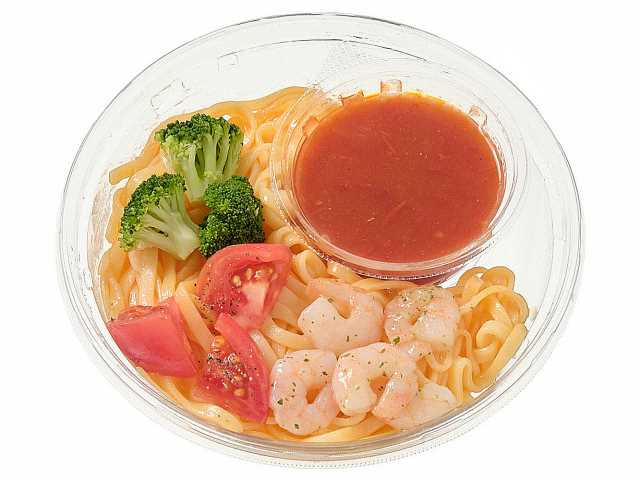セブンイレブンの冷製生パスタ 海老の旨みトマトソースを比較する。税込価格：646円、カロリー：423kcal、1円あたりカロリー：0.65kcal/円、たんぱく質：14.5g、1円あたりたんぱく質：0.02g/円、脂質：8.2g、炭水化物：75.9g、糖質：69.9g、食物繊維：6g、食塩相当量：3.7g。もちもち食感が楽しめる冷製生パスタです。海老の風味と旨みを味わえるトマトソースに、海老，トマト，ブロッコリーを盛り付けました。アレルギー：卵、乳、小麦、えび。