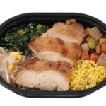 セブンイレブンの鶏照り焼きと和だしごはん（もち麦）を比較する。税込価格：464円、カロリー：362kcal、1円あたりカロリー：0.78kcal/円、たんぱく質：19g、1円あたりたんぱく質：0.04g/円、脂質：6.6g、炭水化物：59g、糖質：54.3g、食物繊維：4.7g、食塩相当量：1.9g。鶏の照り焼きをメインに、様々なおかずを彩り良く盛り付けたミニ弁当です。アレルギー：卵、小麦。