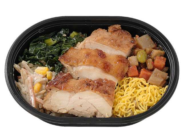 セブンイレブンの鶏照り焼きと和だしごはん（もち麦）を比較する。税込価格：464円、カロリー：362kcal、1円あたりカロリー：0.78kcal/円、たんぱく質：19g、1円あたりたんぱく質：0.04g/円、脂質：6.6g、炭水化物：59g、糖質：54.3g、食物繊維：4.7g、食塩相当量：1.9g。鶏の照り焼きをメインに、様々なおかずを彩り良く盛り付けたミニ弁当です。アレルギー：卵、小麦。
