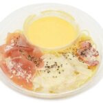 セブンイレブンの冷製パスタ カルボナーラ 生ハムとベーコンを比較する。税込価格：562円、カロリー：434kcal、1円あたりカロリー：0.77kcal/円、たんぱく質：18.5g、1円あたりたんぱく質：0.03g/円、脂質：16g、炭水化物：55.6g、糖質：52.5g、食物繊維：3.1g、食塩相当量：3.6g。たまごとチーズのコクを味わえるカルボナーラソースに、生ハムとベーコンを盛り付けた冷製パスタです。アレルギー：卵、乳、小麦。