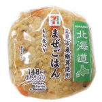 セブンイレブンのもち麦おむすび まぜごはんを比較する。税込価格：160円、カロリー：163kcal、1円あたりカロリー：1.02kcal/円、たんぱく質：3.7g、1円あたりたんぱく質：0.02g/円、脂質：0.8g、炭水化物：36.5g、糖質：34.2g、食物繊維：2.3g、食塩相当量：1.5g。ぷちもち食感が楽しめるもち麦を使用し、椎茸やごぼう、いなり揚げ等の具材を混ぜ込んで甘味と旨味のある味わいに仕上げたまぜごはんのおむすびです。アレルギー：小麦。