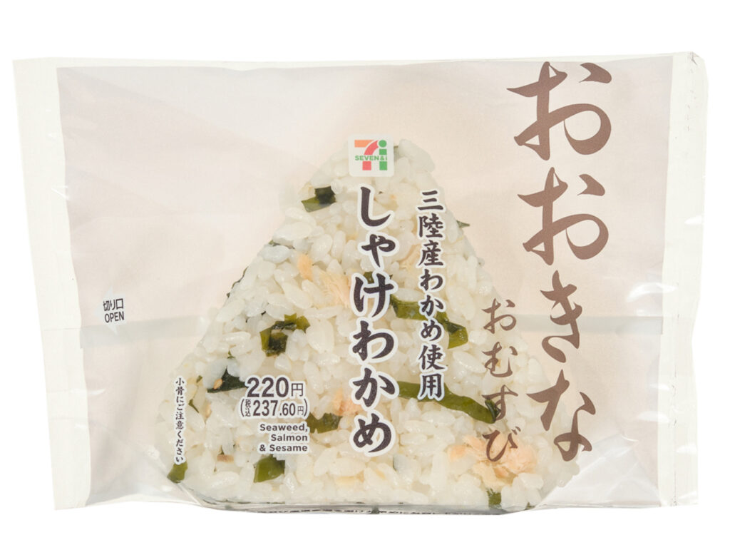 セブンイレブンのおおきなおむすび しゃけわかめを比較する。税込価格：238円、カロリー：243kcal、1円あたりカロリー：1.02kcal/円、たんぱく質：5.1g、1円あたりたんぱく質：0.02g/円、脂質：1.5g、炭水化物：53.4g、糖質：51.1g、食物繊維：2.3g、食塩相当量：2.3g。だしで炊いたご飯に、三陸産わかめとほぐしたしゃけを混ぜ込んだ風味豊かな味わいのおむすびです。アレルギー：なし。
