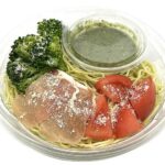 セブンイレブンのバジル香るトマトとブロッコリーのパスタを比較する。税込価格：594円、カロリー：365kcal、たんぱく質：12.8g、脂質：13.1g、炭水化物：50.8g、糖質：46.9g、食物繊維：3.9g、食塩相当量：3.8g。バジル香る冷製パスタです。スチーム調理したブロッコリーと新潟県で採れたトマトをトッピング。チーズのコクとバジルの香りが味わえる冷製ソースに仕上げました。アレルギー：乳、小麦。