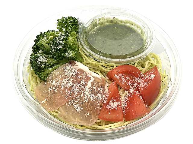 セブンイレブンのバジル香るトマトとブロッコリーのパスタを比較する。税込価格：594円、カロリー：365kcal、たんぱく質：12.8g、脂質：13.1g、炭水化物：50.8g、糖質：46.9g、食物繊維：3.9g、食塩相当量：3.8g。バジル香る冷製パスタです。スチーム調理したブロッコリーと新潟県で採れたトマトをトッピング。チーズのコクとバジルの香りが味わえる冷製ソースに仕上げました。アレルギー：乳、小麦。