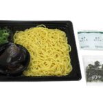セブンイレブンの麺大盛！ざるラーメンを比較する。税込価格：430円、カロリー：455kcal、1円あたりカロリー：1.06kcal/円、たんぱく質：12.2g、1円あたりたんぱく質：0.03g/円、脂質：6g、炭水化物：91.4g、糖質：84.8g、食物繊維：6.6g、食塩相当量：3.2g。畜肉と和風だしを合わせたWスープでさっぱりと食べられる、麺大盛のざるラーメンです。アレルギー：卵、小麦。