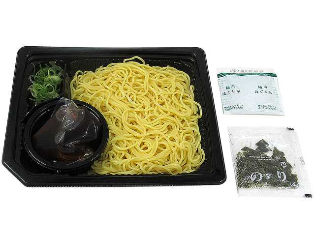セブンイレブンの麺大盛！ざるラーメンを比較する。税込価格：430円、カロリー：455kcal、1円あたりカロリー：1.06kcal/円、たんぱく質：12.2g、1円あたりたんぱく質：0.03g/円、脂質：6g、炭水化物：91.4g、糖質：84.8g、食物繊維：6.6g、食塩相当量：3.2g。畜肉と和風だしを合わせたWスープでさっぱりと食べられる、麺大盛のざるラーメンです。アレルギー：卵、小麦。