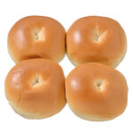 セブンイレブンの７プレミアム つぶあんパン ４個入を比較する。税込価格：192円、カロリー：121kcal、1円あたりカロリー：0.63kcal/円、たんぱく質：3.2g、1円あたりたんぱく質：0.02g/円、脂質：1.1g、炭水化物：25.5g、糖質：23.8g、食物繊維：1.7g、食塩相当量：0.1g。甘さ控えめで風味の良いつぶあんを包んだあんぱんを３個入から４個入に変更し、小豆の味わいと粒感を向上させました。アレルギー：卵、乳、小麦。