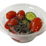 セブンイレブンのトマトと胡瓜の塩昆布和えを比較する。税込価格：333円、カロリー：44kcal、1円あたりカロリー：0.13kcal/円、たんぱく質：2.3g、1円あたりたんぱく質：0.01g/円、脂質：1.6g、炭水化物：5.9g、糖質：4.2g、食物繊維：1.7g、食塩相当量：1.1g。サクサクした食感が楽しめるアンジェレトマトと胡瓜を塩昆布で和えて食べる、サラダにもおつまみにもなる１品です。アレルギー：小麦。