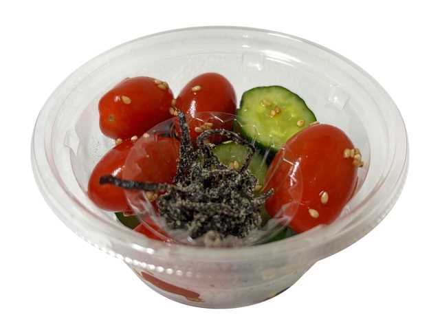 セブンイレブンのトマトと胡瓜の塩昆布和えを比較する。税込価格：333円、カロリー：44kcal、1円あたりカロリー：0.13kcal/円、たんぱく質：2.3g、1円あたりたんぱく質：0.01g/円、脂質：1.6g、炭水化物：5.9g、糖質：4.2g、食物繊維：1.7g、食塩相当量：1.1g。サクサクした食感が楽しめるアンジェレトマトと胡瓜を塩昆布で和えて食べる、サラダにもおつまみにもなる１品です。アレルギー：小麦。