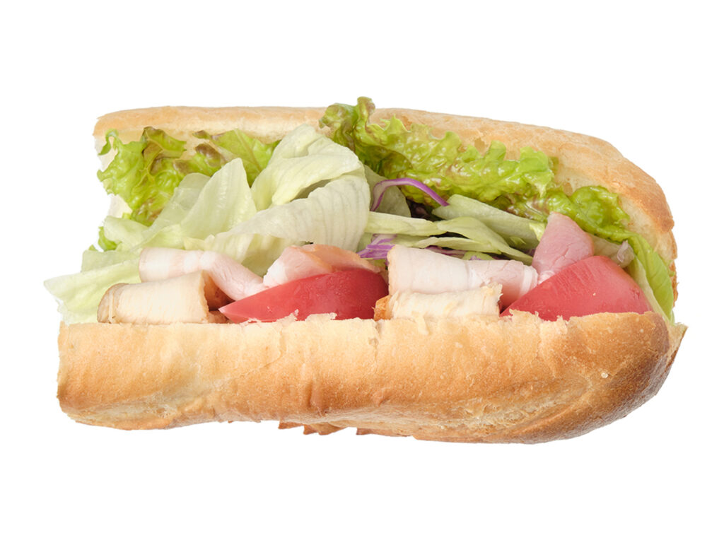 セブンイレブンのパンＤＥサラダ シャキっと野菜シーザーソースを比較する。税込価格：430円、カロリー：304kcal、1円あたりカロリー：0.71kcal/円、たんぱく質：14.9g、1円あたりたんぱく質：0.03g/円、脂質：14g、炭水化物：30.6g、糖質：28.5g、食物繊維：2.1g、食塩相当量：1.7g。フレッシュな野菜とベーコン、チキンを組み合わせ、シーザーソースで仕上げたまるでサラダをそのままパンで挟んだようなサンドイッチです。アレルギー：卵、乳、小麦。