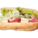 セブンイレブンのパンＤＥサラダ シャキっと野菜シーザーソースを比較する。税込価格：430円、カロリー：304kcal、1円あたりカロリー：0.71kcal/円、たんぱく質：14.9g、1円あたりたんぱく質：0.03g/円、脂質：14g、炭水化物：30.6g、糖質：28.5g、食物繊維：2.1g、食塩相当量：1.7g。フレッシュな野菜とベーコン、チキンを組み合わせ、シーザーソースで仕上げたまるでサラダをそのままパンで挟んだようなサンドイッチです。アレルギー：卵、乳、小麦。