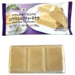 セブンイレブンの７プレミアム ロイヤルミルクティーモナカを比較する。税込価格：235円、カロリー：268kcal、1円あたりカロリー：1.14kcal/円、たんぱく質：2.9g、1円あたりたんぱく質：0.01g/円、脂質：14.8g、炭水化物：31.1g、糖質：30.6g、食物繊維：0.5g、食塩相当量：0.1g。ミルク感たっぷりのミルクティーの味わいをイメージしたモナカアイスです。アレルギー：乳、小麦。