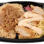 セブンイレブンの唐辛子マヨネーズで食べる 豚焼肉＆唐揚げを比較する。税込価格：754円、カロリー：1047kcal、1円あたりカロリー：1.39kcal/円、たんぱく質：39.6g、1円あたりたんぱく質：0.05g/円、脂質：28g、炭水化物：162.6g、糖質：155.9g、食物繊維：6.7g、食塩相当量：8.8g。にんにくの風味がきいた豚焼肉に、唐揚げとペペロンチーノを唐辛子マヨネーズで味わえる仕立てです。アレルギー：卵、乳、小麦。