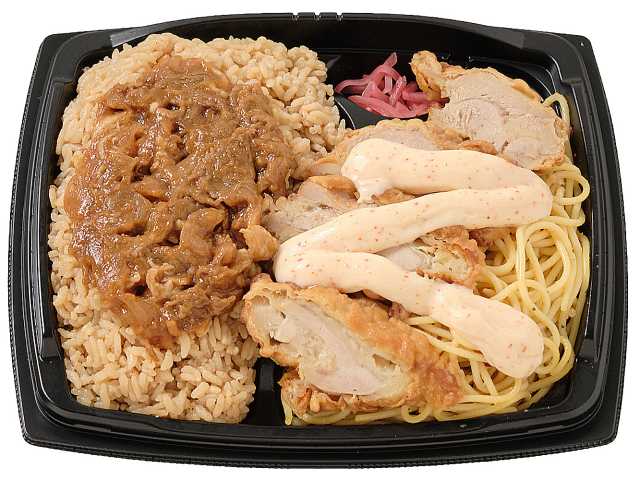 セブンイレブンの唐辛子マヨネーズで食べる 豚焼肉＆唐揚げを比較する。税込価格：754円、カロリー：1047kcal、1円あたりカロリー：1.39kcal/円、たんぱく質：39.6g、1円あたりたんぱく質：0.05g/円、脂質：28g、炭水化物：162.6g、糖質：155.9g、食物繊維：6.7g、食塩相当量：8.8g。にんにくの風味がきいた豚焼肉に、唐揚げとペペロンチーノを唐辛子マヨネーズで味わえる仕立てです。アレルギー：卵、乳、小麦。