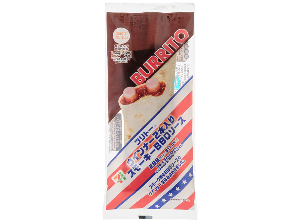 セブンイレブンのブリトーウインナー２本入りＢＢＱソースを比較する。税込価格：311円、カロリー：315kcal、1円あたりカロリー：1.01kcal/円、たんぱく質：10.9g、1円あたりたんぱく質：0.04g/円、脂質：16.1g、炭水化物：32.3g、糖質：30.8g、食物繊維：1.5g、食塩相当量：1.9g。スモーク香るＢＢＱソースとウィンナーを組み合わせたブリトーです。アレルギー：卵、乳、小麦。