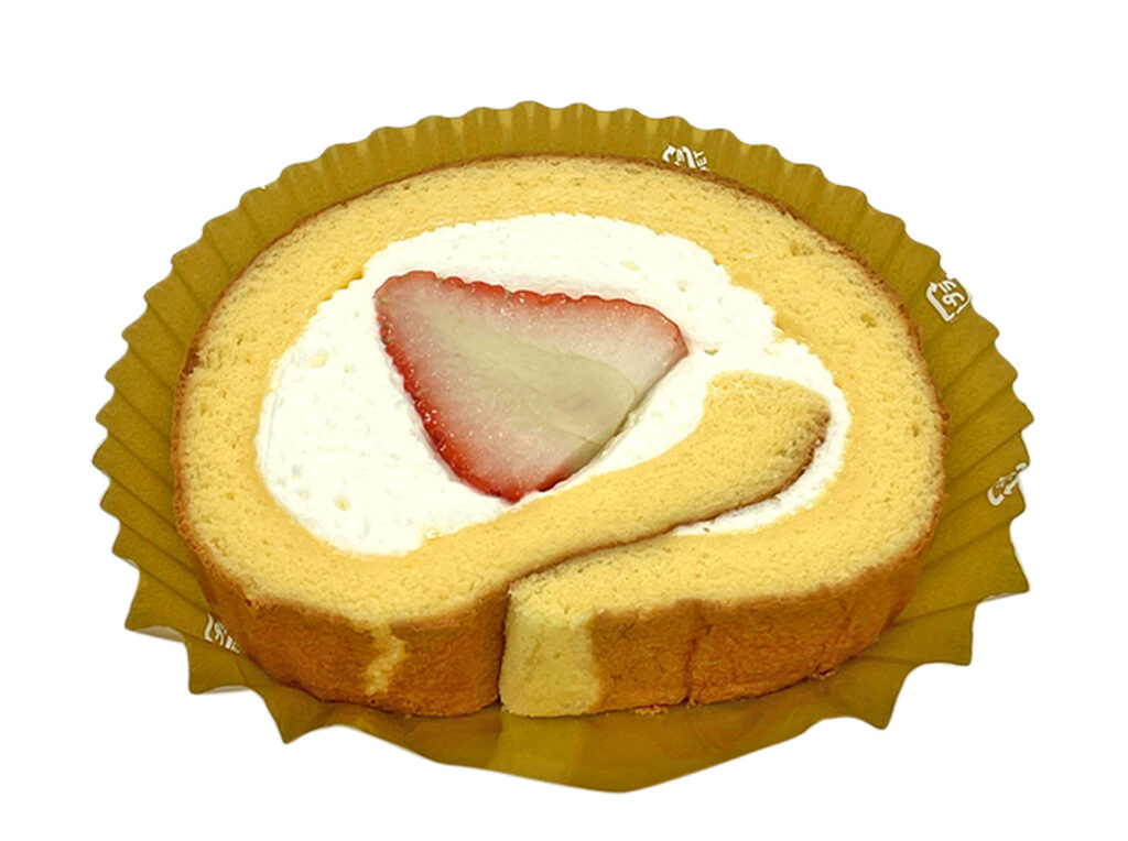 セブンイレブンのいちごのロールケーキ 信州産サマープリンセス使用を比較する。税込価格：421円、カロリー：221kcal、たんぱく質：3.4g、脂質：15.2g、炭水化物：17.7g、糖質：17.4g、食物繊維：0.3g、食塩相当量：0.1g。ホイップクリームとカスタードクリームをふんわりとしたスポンジで巻き、中央に信州産「サマープリンセス」を盛付けたロールケーキです。アレルギー：卵、乳、小麦。