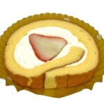 セブンイレブンのいちごのロールケーキ 信州産サマープリンセス使用を比較する。税込価格：421円、カロリー：221kcal、たんぱく質：3.4g、脂質：15.2g、炭水化物：17.7g、糖質：17.4g、食物繊維：0.3g、食塩相当量：0.1g。ホイップクリームとカスタードクリームをふんわりとしたスポンジで巻き、中央に信州産「サマープリンセス」を盛付けたロールケーキです。アレルギー：卵、乳、小麦。