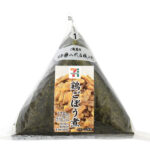 セブンイレブンの手巻おにぎり 鶏ごぼう煮を比較する。税込価格：192円、カロリー：179kcal、1円あたりカロリー：0.93kcal/円、たんぱく質：4.2g、1円あたりたんぱく質：0.02g/円、脂質：1.7g、炭水化物：37.8g、糖質：35.7g、食物繊維：2.1g、食塩相当量：0.9g。出汁の旨味を感じられる鶏ごぼう煮を中具にした、パリッとした海苔を巻いて食べる手巻おにぎりです。アレルギー：小麦。