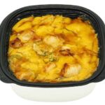 セブンイレブンの奥三河どり肉の親子丼を比較する。税込価格：646円、カロリー：501kcal、1円あたりカロリー：0.78kcal/円、たんぱく質：23.2g、1円あたりたんぱく質：0.04g/円、脂質：9.5g、炭水化物：81.3g、糖質：79.8g、食物繊維：1.5g、食塩相当量：2.2g。地区原料である奥三河どりの鶏肉とムロ・宗田・鰹の３種類のお出汁の風味豊かなつゆを玉子でとじました。アレルギー：卵、小麦。