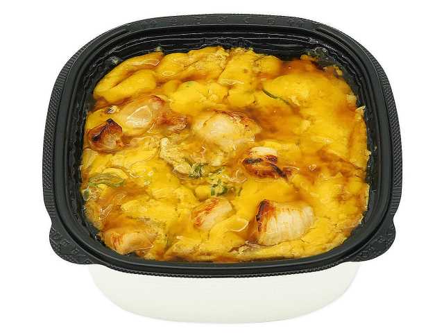セブンイレブンの奥三河どり肉の親子丼を比較する。税込価格：646円、カロリー：501kcal、1円あたりカロリー：0.78kcal/円、たんぱく質：23.2g、1円あたりたんぱく質：0.04g/円、脂質：9.5g、炭水化物：81.3g、糖質：79.8g、食物繊維：1.5g、食塩相当量：2.2g。地区原料である奥三河どりの鶏肉とムロ・宗田・鰹の３種類のお出汁の風味豊かなつゆを玉子でとじました。アレルギー：卵、小麦。