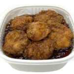 セブンイレブンの甘辛醤油たれのチキンカツ丼を比較する。税込価格：646円、カロリー：674kcal、たんぱく質：25g、脂質：16.9g、炭水化物：108.2g、糖質：102.8g、食物繊維：5.4g、食塩相当量：3.7g。チキンカツが６枚乗ったボリューム感のあるチキンカツ丼です。たまり醤油を使用した甘辛い味付けが特長です。アレルギー：卵、小麦。