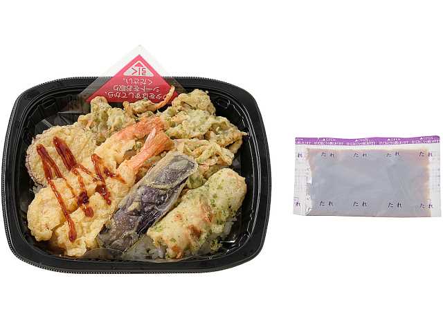 セブンイレブンの５品目の天丼を比較する。税込価格：670円、カロリー：763kcal、1円あたりカロリー：1.14kcal/円、たんぱく質：13.8g、1円あたりたんぱく質：0.02g/円、脂質：30.4g、炭水化物：110.7g、糖質：106.2g、食物繊維：4.5g、食塩相当量：2.3g。海老天，なす天，さつまいも天，ちくわの磯辺揚げ，かき揚げを盛り付けた満足感のある天丼です。アレルギー：卵、小麦、えび。