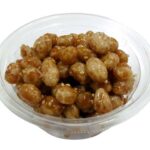 セブンイレブンの大豆の甘辛揚げを比較する。税込価格：279円、カロリー：392kcal、1円あたりカロリー：1.41kcal/円、たんぱく質：11.9g、1円あたりたんぱく質：0.04g/円、脂質：21.2g、炭水化物：41.2g、糖質：35.5g、食物繊維：5.7g、食塩相当量：1.3g。大豆を油で揚げ砂糖醤油みりんなどで甘辛く仕上げた「大豆の甘辛揚げ」です。胡麻を混合し香ばしく仕上げ、食物繊維がしっかり摂れる商品です。アレルギー：小麦。