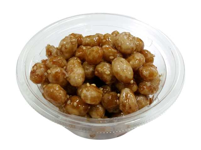 セブンイレブンの大豆の甘辛揚げを比較する。税込価格：279円、カロリー：392kcal、1円あたりカロリー：1.41kcal/円、たんぱく質：11.9g、1円あたりたんぱく質：0.04g/円、脂質：21.2g、炭水化物：41.2g、糖質：35.5g、食物繊維：5.7g、食塩相当量：1.3g。大豆を油で揚げ砂糖醤油みりんなどで甘辛く仕上げた「大豆の甘辛揚げ」です。胡麻を混合し香ばしく仕上げ、食物繊維がしっかり摂れる商品です。アレルギー：小麦。