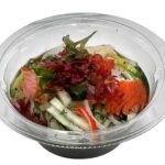 セブンイレブンの沖縄県産太もずくとカニカマのサラダを比較する。税込価格：235円、カロリー：53kcal、1円あたりカロリー：0.23kcal/円、たんぱく質：1.7g、1円あたりたんぱく質：0.01g/円、脂質：0.2g、炭水化物：12.3g、糖質：10g、食物繊維：2.3g、食塩相当量：2.2g。沖縄県産太もずくをメイン具材に海藻、カニカマ、大根、きゅうりを盛りつけしたさっぱりとした健康感のあるサラダです。アレルギー：卵、小麦、かに。