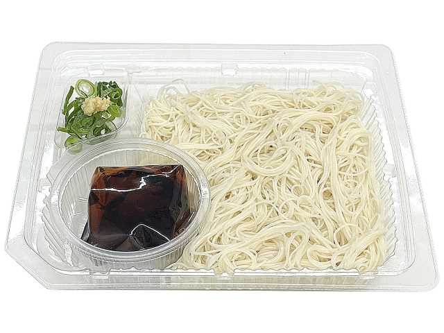 セブンイレブンの５種の重ねだし 生そうめんを比較する。税込価格：410円、カロリー：265kcal、1円あたりカロリー：0.65kcal/円、たんぱく質：9.8g、1円あたりたんぱく質：0.02g/円、脂質：0.7g、炭水化物：55.8g、糖質：53.7g、食物繊維：2.1g、食塩相当量：1.8g。だしの効いたつゆで食べる、乾燥させていない麺を茹でたそうめんです。アレルギー：卵、小麦。