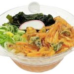 セブンイレブンの香る旨みつゆ 野菜かき揚げとわかめ冷かけうどんを比較する。税込価格：464円、カロリー：402kcal、たんぱく質：7.8g、脂質：7g、炭水化物：78.3g、糖質：75.7g、食物繊維：2.6g、食塩相当量：5.4g。だしが香るすっきりとした仕立てのつゆをたっぷり味わう冷たいうどんです。アレルギー：卵、乳、小麦。