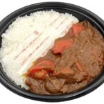 セブンイレブンの甘みハヤシ ｏｎ 焼き小松とまとを比較する。税込価格：700円、カロリー：608kcal、たんぱく質：11.7g、脂質：19.5g、炭水化物：97.3g、糖質：95.4g、食物繊維：1.9g、食塩相当量：2.7g。北陸地区特産の「小松とまと」の甘みを活かした、味わい深いハヤシライスです。アレルギー：乳、小麦。