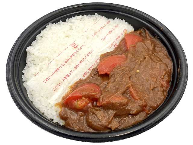 セブンイレブンの甘みハヤシ ｏｎ 焼き小松とまとを比較する。税込価格：700円、カロリー：608kcal、たんぱく質：11.7g、脂質：19.5g、炭水化物：97.3g、糖質：95.4g、食物繊維：1.9g、食塩相当量：2.7g。北陸地区特産の「小松とまと」の甘みを活かした、味わい深いハヤシライスです。アレルギー：乳、小麦。