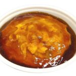 セブンイレブンの甘酢あんの特製天津やきめしを比較する。税込価格：648円、カロリー：742kcal、1円あたりカロリー：1.15kcal/円、たんぱく質：23.5g、1円あたりたんぱく質：0.04g/円、脂質：39.2g、炭水化物：75g、糖質：72.5g、食物繊維：2.5g、食塩相当量：8.3g。豚骨醤油ラーメンスープを加えた旨みのあるやきめしに、ふんわり玉子と九州醤油を使用した酸味のある甘酢あんを盛付けました。アレルギー：卵、乳、小麦。