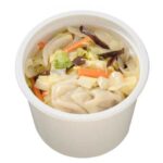 セブンイレブンの１／３日分の野菜 もっちり餃子の中華スープを比較する。税込価格：354円、カロリー：158kcal、1円あたりカロリー：0.45kcal/円、たんぱく質：8.4g、1円あたりたんぱく質：0.02g/円、脂質：6.7g、炭水化物：18g、糖質：14g、食物繊維：4g、食塩相当量：3.6g。もっちり食感の水餃子とたっぷりの野菜を楽しめる中華スープです。アレルギー：卵、小麦。