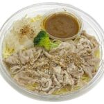 セブンイレブンの豚しゃぶのさっぱり和風おろし冷製パスタを比較する。税込価格：646円、カロリー：547kcal、1円あたりカロリー：0.85kcal/円、たんぱく質：28.8g、1円あたりたんぱく質：0.04g/円、脂質：15.7g、炭水化物：75g、糖質：70.2g、食物繊維：4.8g、食塩相当量：6.6g。爽やかな酸味と胡麻風味が特徴の和風ソースと大根おろしでさっぱり食べられる冷製パスタです。しっとり柔らかく仕上げた豚しゃぶを組み合わせた食べ応えある商品です。アレルギー：卵、乳、小麦。