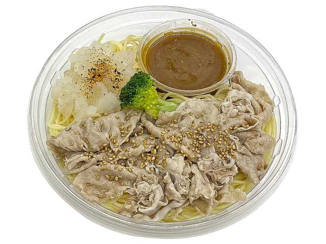 セブンイレブンの豚しゃぶのさっぱり和風おろし冷製パスタを比較する。税込価格：646円、カロリー：547kcal、1円あたりカロリー：0.85kcal/円、たんぱく質：28.8g、1円あたりたんぱく質：0.04g/円、脂質：15.7g、炭水化物：75g、糖質：70.2g、食物繊維：4.8g、食塩相当量：6.6g。爽やかな酸味と胡麻風味が特徴の和風ソースと大根おろしでさっぱり食べられる冷製パスタです。しっとり柔らかく仕上げた豚しゃぶを組み合わせた食べ応えある商品です。アレルギー：卵、乳、小麦。