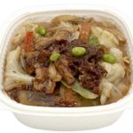 セブンイレブンの毎日食べたい！ 肉野菜炒め丼を比較する。税込価格：594円、カロリー：547kcal、たんぱく質：13.5g、脂質：14.3g、炭水化物：92.6g、糖質：89.6g、食物繊維：3g、食塩相当量：3.4g。香ばしく食感の良い野菜炒めを、かつお出汁香る醤油ベースのタレで味付けした、御飯が進む丼ぶりです。アレルギー：卵、小麦。