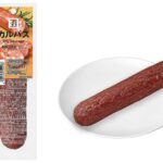 セブンイレブンの７プレミアム カルパスを比較する。税込価格：127円、カロリー：303kcal、1円あたりカロリー：2.38kcal/円、たんぱく質：11.9g、1円あたりたんぱく質：0.09g/円、脂質：27.7g、炭水化物：1.5g、糖質：1.3g、食物繊維：0.2g、食塩相当量：2.3g。食べ応えのある肉の旨みがビールやお酒と相性抜群のカルパス。皮を剥がさずにそのまま食べられる１本タイプ。アレルギー：小麦。