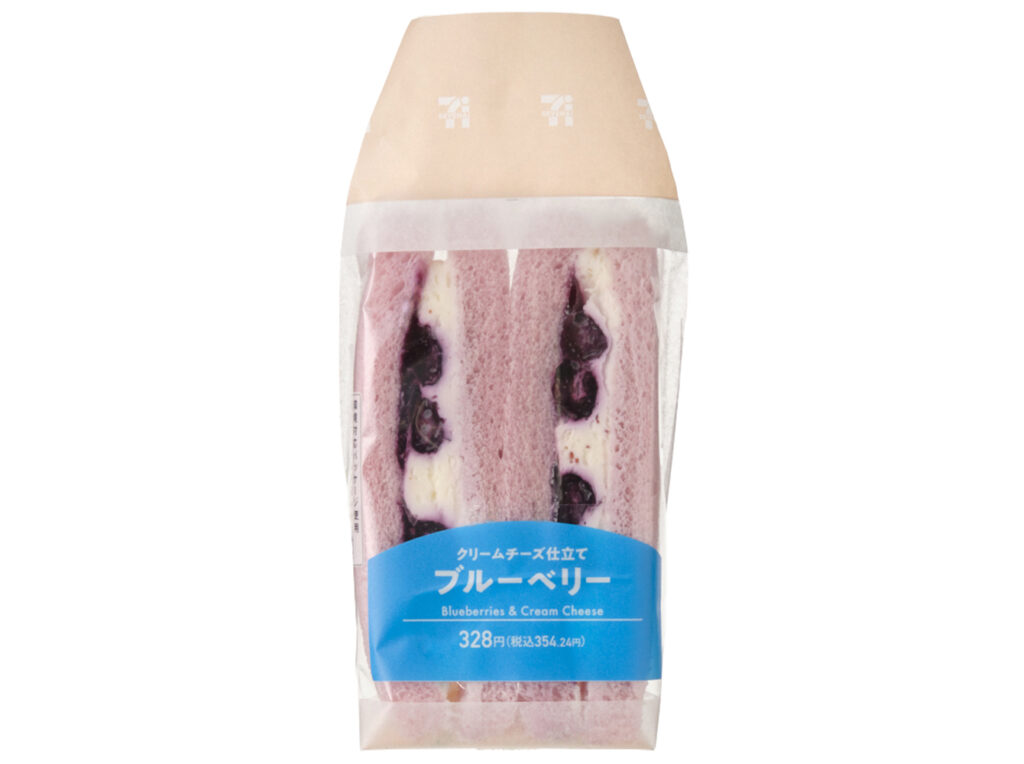 セブンイレブンのブルーベリーサンドを比較する。税込価格：354円、カロリー：337kcal、たんぱく質：6.8g、脂質：16.1g、炭水化物：42g、糖質：40.2g、食物繊維：1.8g、食塩相当量：0.7g。粒感のあるブルーベリーコンポートと濃厚なクリームチーズを使用したホイップクリームを組み合わせたスイーツサンドです。アレルギー：卵、乳、小麦。