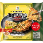 セブンイレブンの７プレミアム 海鮮チヂミを比較する。税込価格：322円、カロリー：280kcal、1円あたりカロリー：0.87kcal/円、たんぱく質：6.3g、1円あたりたんぱく質：0.02g/円、脂質：11.2g、炭水化物：39.8g、糖質：37.1g、食物繊維：2.7g、食塩相当量：2.2g。主食だけでなく軽食としても使えるちょこっとサイズの海鮮チヂミです。アレルギー：卵、小麦、えび。