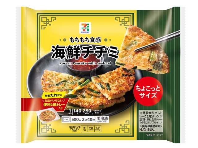セブンイレブンの７プレミアム 海鮮チヂミを比較する。税込価格：322円、カロリー：280kcal、1円あたりカロリー：0.87kcal/円、たんぱく質：6.3g、1円あたりたんぱく質：0.02g/円、脂質：11.2g、炭水化物：39.8g、糖質：37.1g、食物繊維：2.7g、食塩相当量：2.2g。主食だけでなく軽食としても使えるちょこっとサイズの海鮮チヂミです。アレルギー：卵、小麦、えび。
