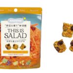 セブンイレブンのＴＨＩＳ ＩＳ ＳＡＬＡＤ にんじんの板グラノーラ フルーツを比較する。税込価格：298円。