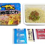 セブンイレブンの一平ちゃん夜店の焼そば大盛 豚肉塩だれ味を比較する。税込価格：387円。アレルギー：卵、乳、小麦。